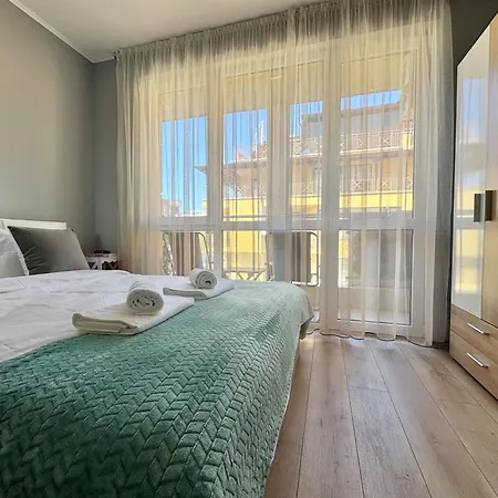 Sea Breeze With Balcony 250 Metres For The סבטי ולאס