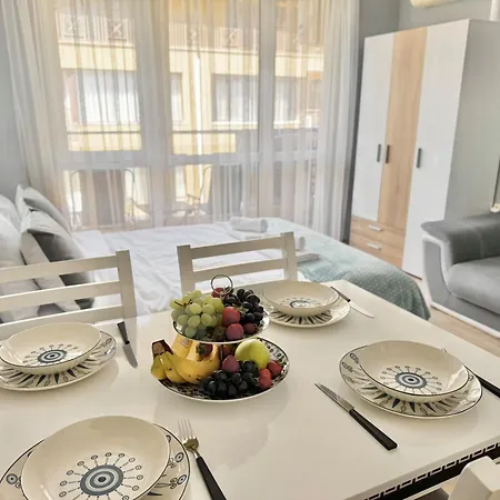 Sea Breeze With Balcony 250 Metres For The סבטי ולאס
